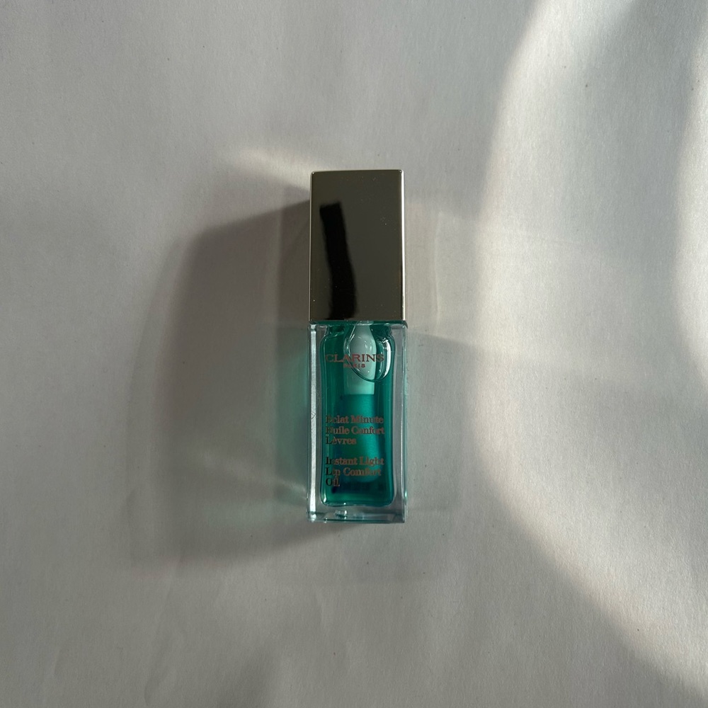 Clarins NWOB Paris Instant Light Lip Comfort Oil.. 7ml. Color: 06 Mint